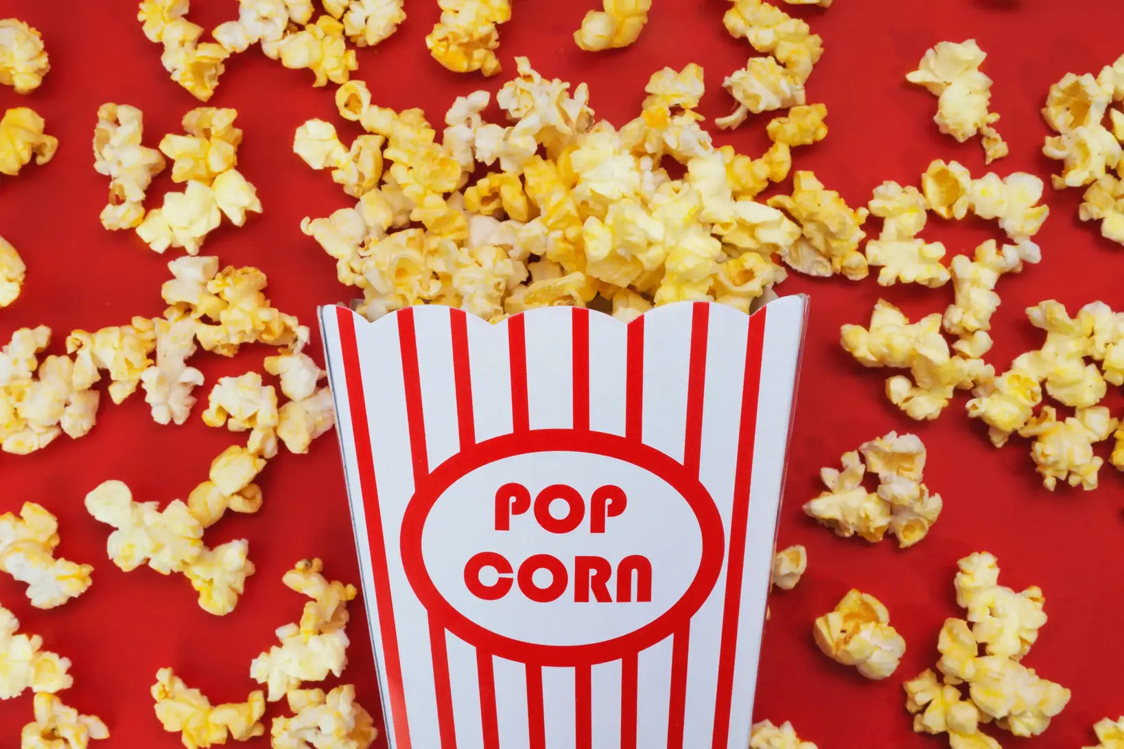 klassisk biografsnack - popcorn i en rød og hvid æske