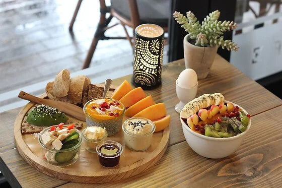 Sund brunch på en charmerende cafe