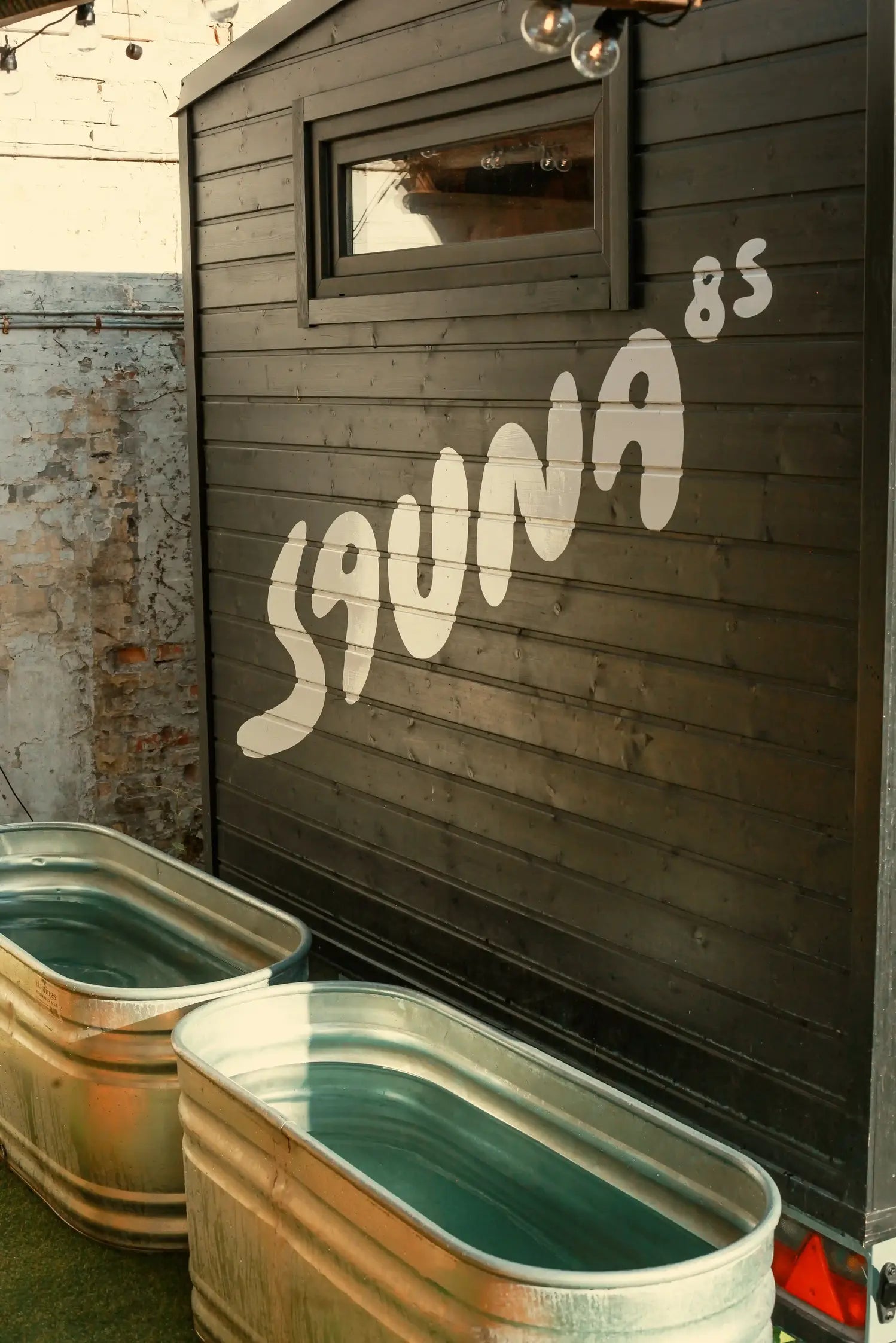 Sauna 85 - to isbade foran saunaen