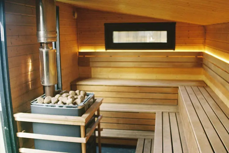 Sauna med træbænke indefra