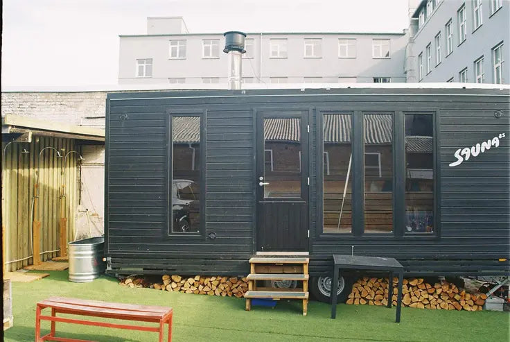 Sauna 85 - sort sauna udefra