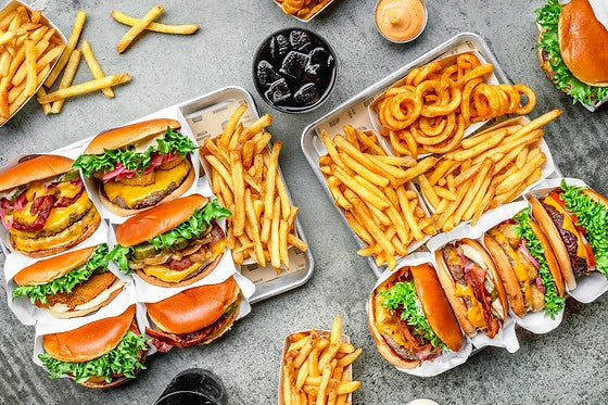Lækker frokost - et bord fyldt med burger og fritter