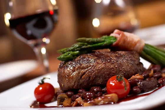 Elegant måltid med et glas rødvin på en fancy restaurant