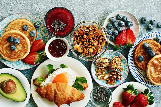 Stor brunch med forskellige typer snacks og mad