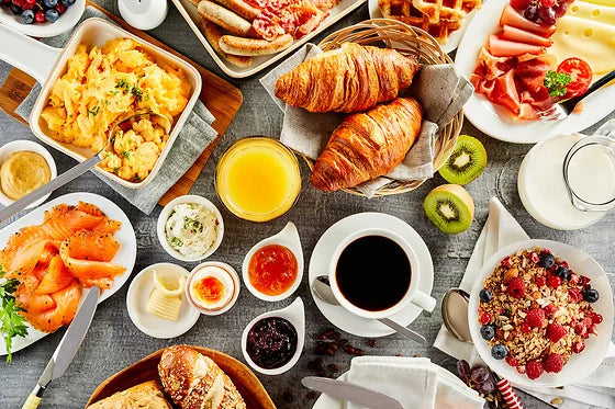 Lækker brunch med alverdens snacks og mad